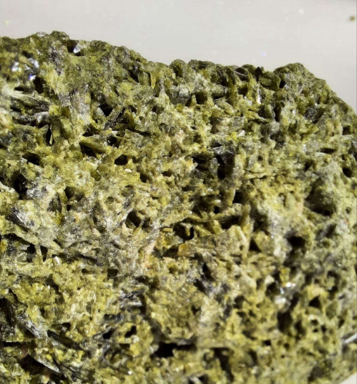 Epidot mit Kristallen (Madagaskar).
