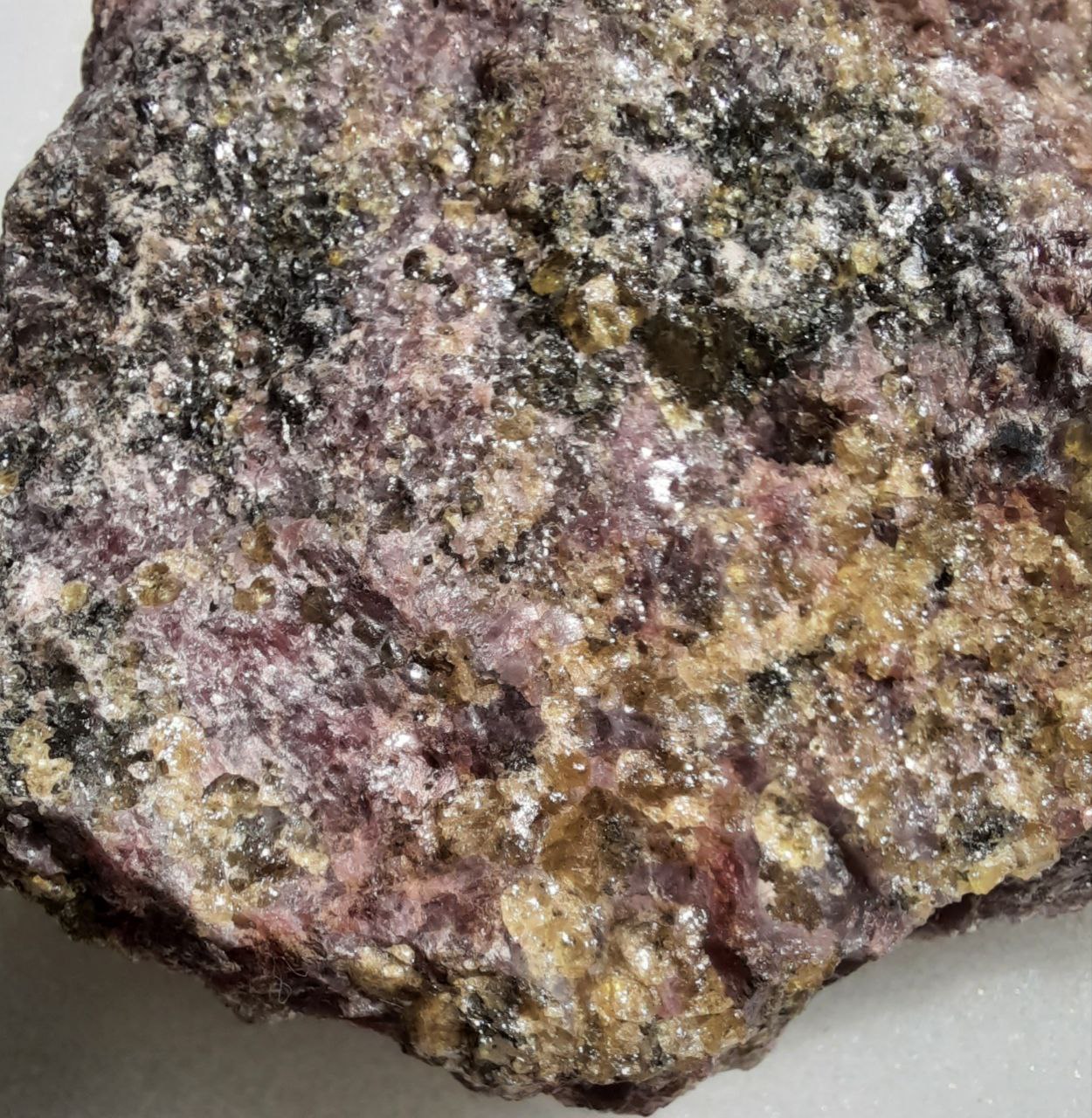 Rhodonit mit Spessartin (Madagaskar).