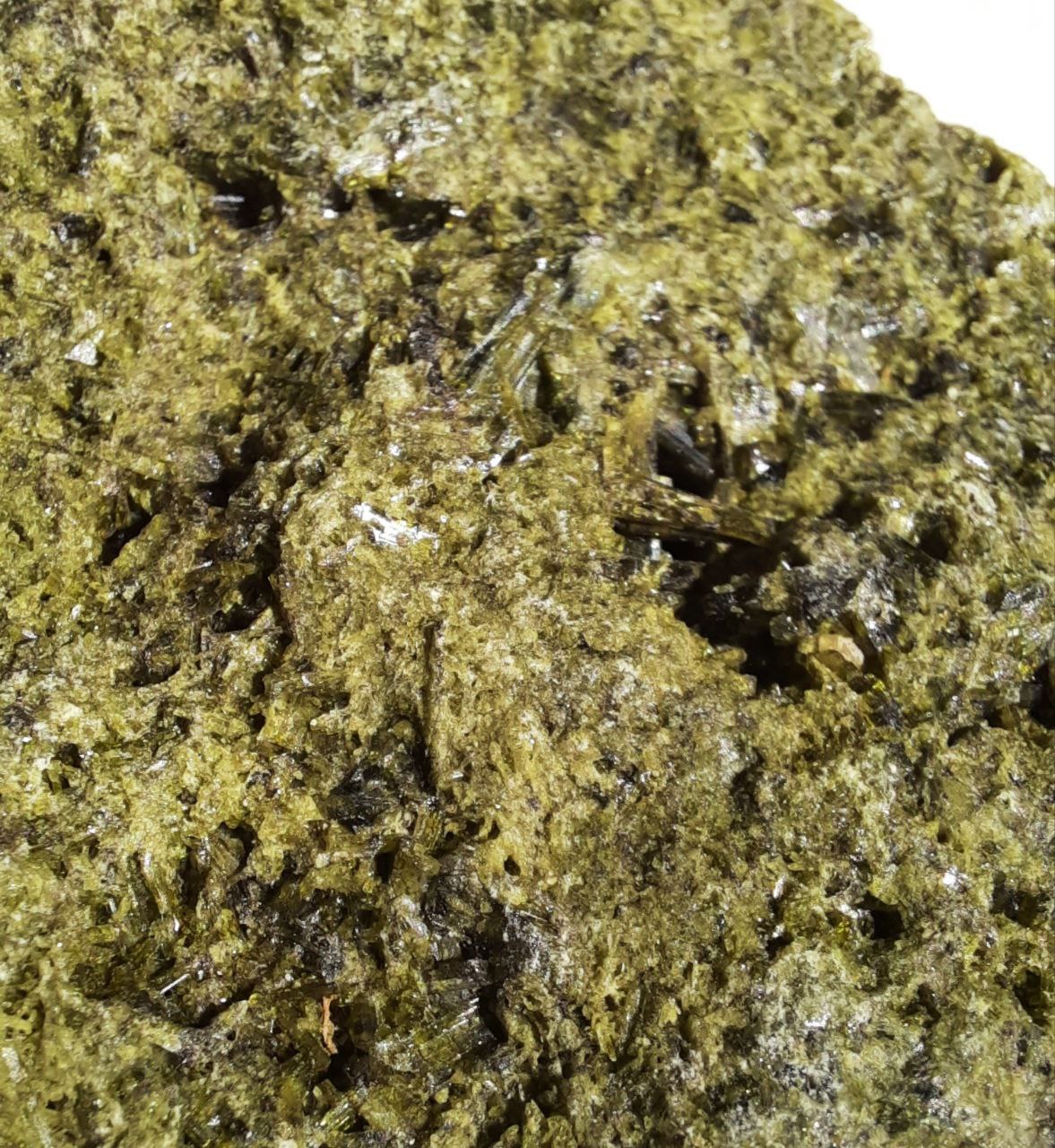 Epidot mit Kristallen (Madagaskar).
