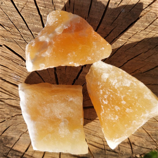 Rohsteine Calcit (orange), Mexiko.