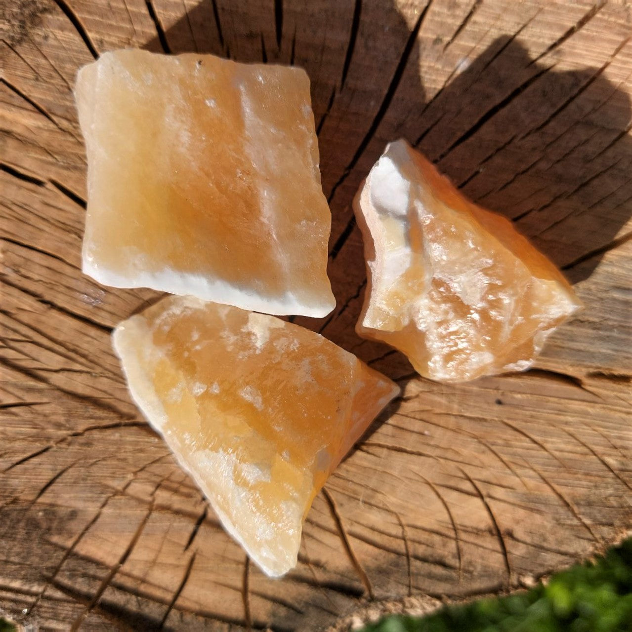 Rohsteine Calcit (orange), Mexiko.