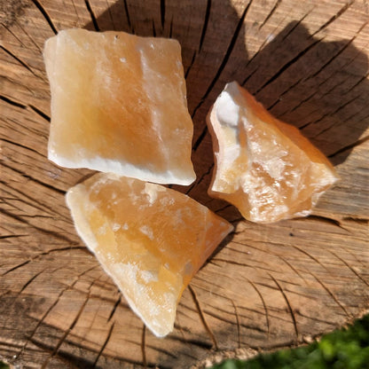 Rohsteine Calcit (orange), Mexiko.