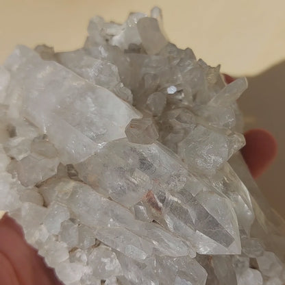 Bergkristall Gruppe, (Peru), 555 Gramm.