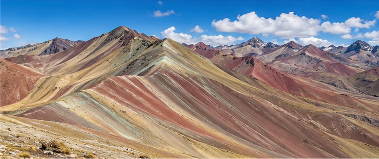 Farbenreiche Berglandschaft der peruanischen Anden