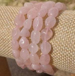 Foto von Edelsteinarmband aus Naturstein Armband, Rosenquarz, Trommelsteine, 08-12 mm.