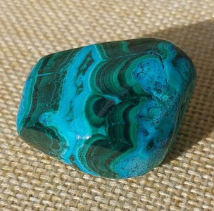 Foto von Trommelsteine Malachit mit Chrysokoll (Kongo) – Naturstein Edelstein Mineralien