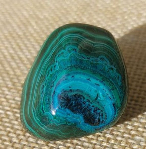 Foto von Trommelsteine Malachit mit Chrysokoll (Kongo) – Naturstein Edelstein Mineralien