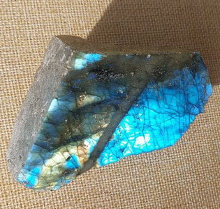 Foto von Anschliffe Labradorit, 10 cm (Madagaskar) – Naturstein Edelstein Mineralien