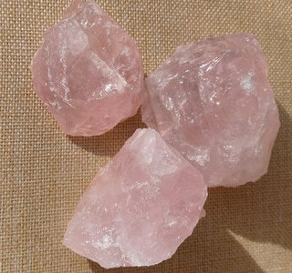 Rosenquarz Extra (Namibia) – Naturstein, Edelstein, Mineralien, Sammlerstück.