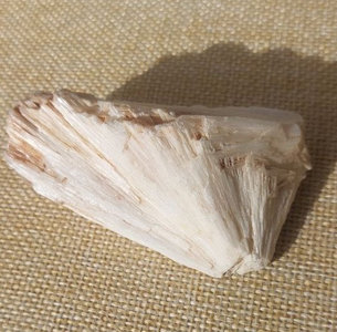 Scolecit (Namibia) – Naturstein, Edelstein, Mineralien, Sammlerstück.