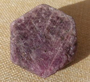 Foto von Korund-Rubin Kristall, 0.17 Kg (Mosambik) – Naturstein Edelstein Mineralien