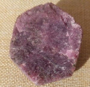 Foto von Korund-Rubin Kristall, 0.17 Kg (Mosambik) – Naturstein Edelstein Mineralien